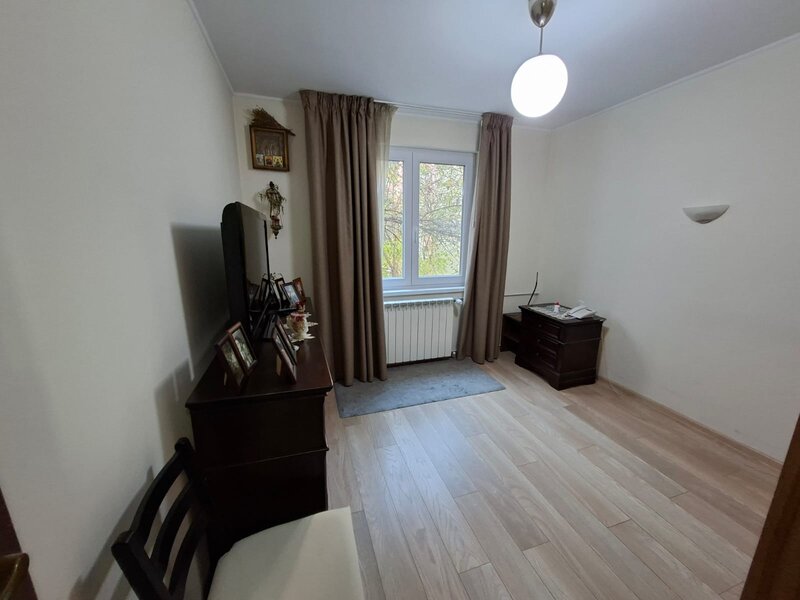 Obor Colentina, Teiul Doamnei, langa Sectia 7 Politie.